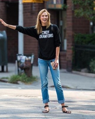 С чем носить черно-белый свитер с принтом женщине