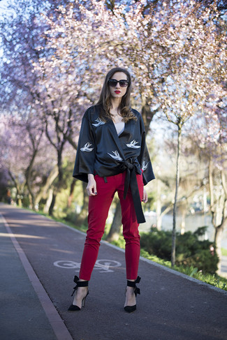 С чем носить черно-белый свитер с принтом женщине