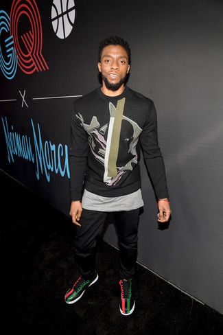 С чем носить черно-белый свитшот с принтом мужчине