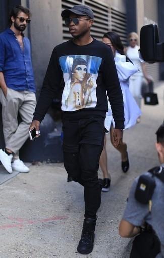 С чем носить черно-белый свитшот с принтом мужчине