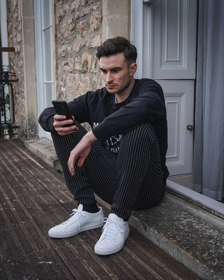 С чем носить черно-белый свитшот с принтом мужчине