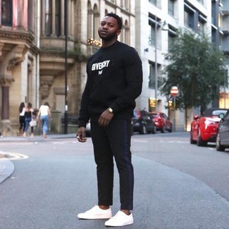 С чем носить черно-белый свитшот с принтом мужчине