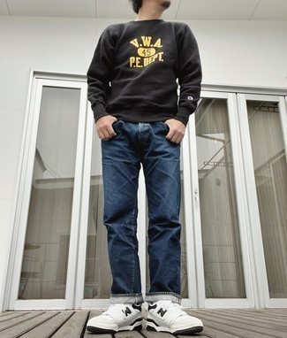 С чем носить черно-белый свитшот с принтом мужчине