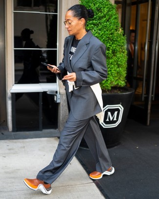 С чем носить черно-белую футболку с принтом женщине