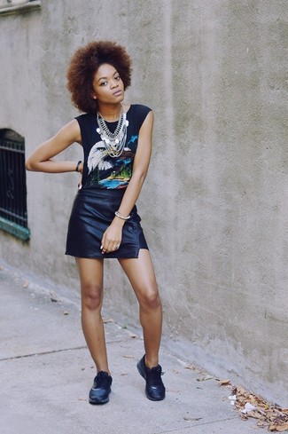 С чем носить черно-белую майку с принтом женщине