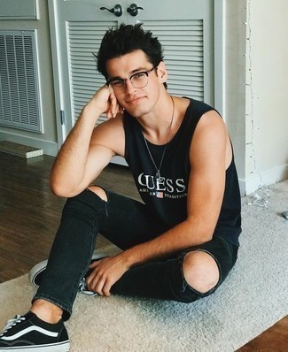 С чем носить черно-белую майку с принтом мужчине