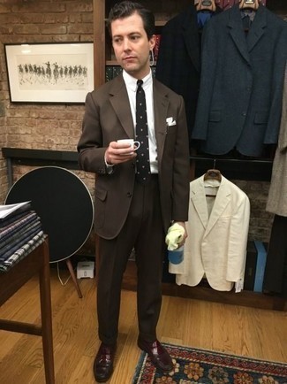 С чем носить черно-белый галстук с принтом мужчине