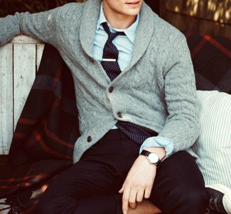 С чем носить черно-белый галстук с принтом мужчине