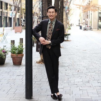 С чем носить черно-белый галстук с принтом мужчине