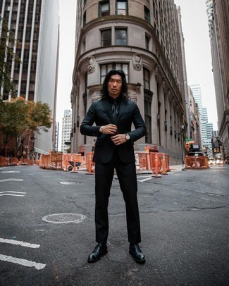 С чем носить черно-белый галстук с принтом мужчине