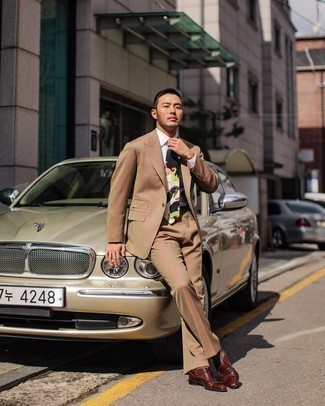 С чем носить черно-белый галстук с принтом мужчине