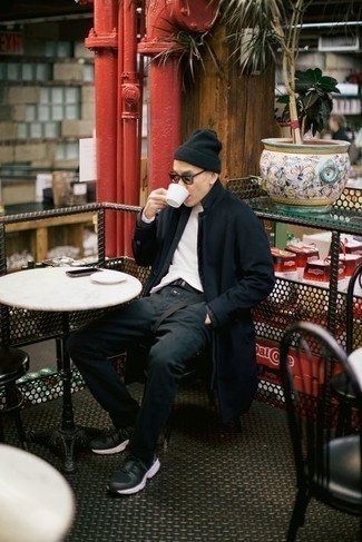 Какие брюки чинос носить с черно-белым дождевиком