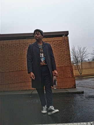 Какие брюки чинос носить с черно-белым дождевиком