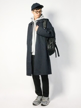 Какие брюки чинос носить с черно-белым дождевиком