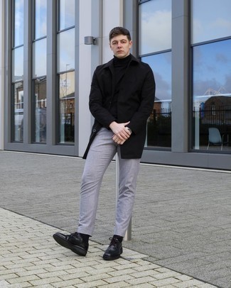 С чем носить черно-белый дождевик мужчине