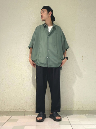 С чем носить черно-белые резиновые сандалии мужчине