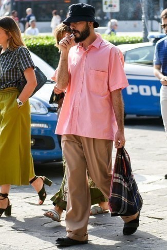 Какие брюки чинос носить с черно-белыми сандалиями