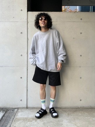 Какие шорты носить с черно-белыми сандалиями мужчине