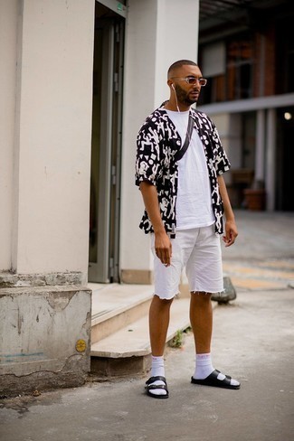 Какие шорты носить с черно-белыми сандалиями мужчине