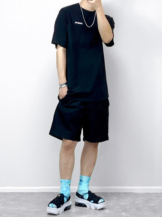 Какие шорты носить с черно-белыми сандалиями мужчине