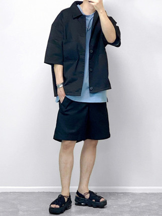 Какие шорты носить с черно-белыми сандалиями мужчине