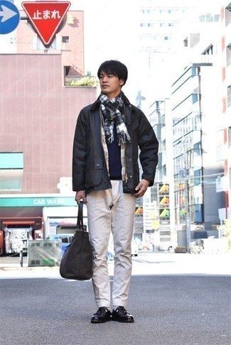 С чем носить черно-белый шарф мужчине