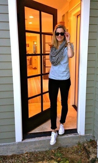 С чем носить черно-белый шарф женщине