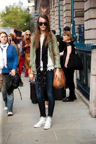 С чем носить черно-белый шарф женщине