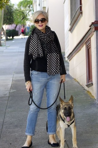 С чем носить черно-белый шарф женщине