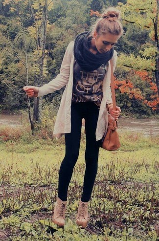 С чем носить черно-белый шарф женщине