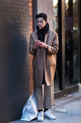 С чем носить черно-белый шарф мужчине