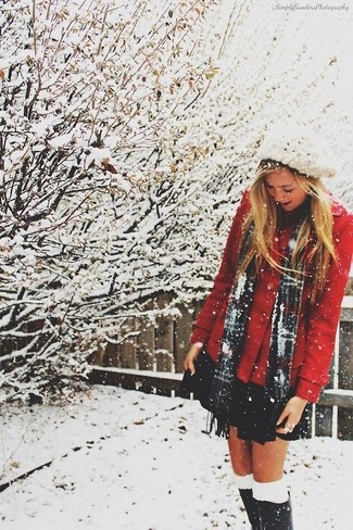 С чем носить черно-белый шарф женщине