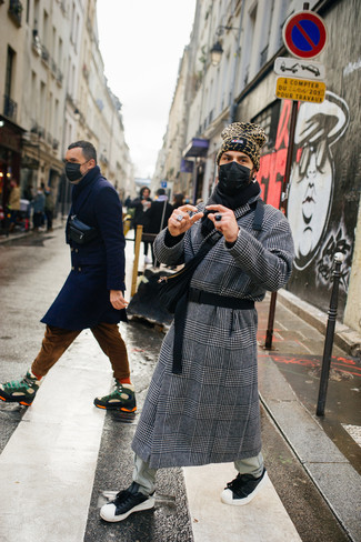 С чем носить черно-белый шарф мужчине