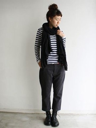 С чем носить черно-белый шарф женщине