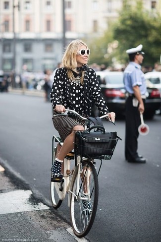 С чем носить черно-белый шарф женщине