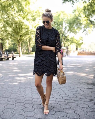 С чем носить черно-белое платье прямого кроя