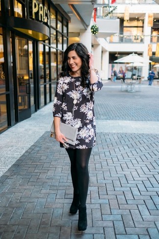 С чем носить черно-белое платье прямого кроя