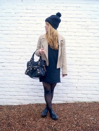 С чем носить черно-белое платье прямого кроя