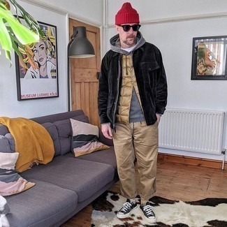 С чем носить черно-белую куртку-рубашку мужчине