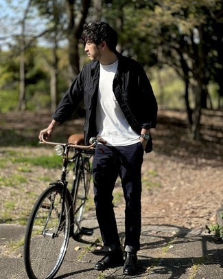 С чем носить черно-белую куртку-рубашку мужчине