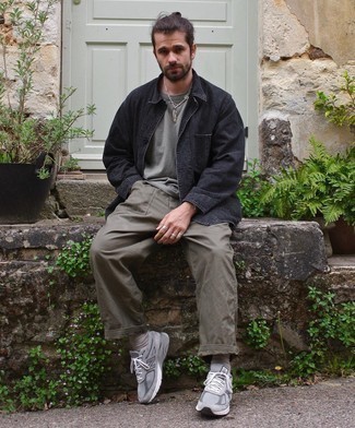 С чем носить черно-белую куртку-рубашку мужчине