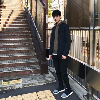 Какие майки носить с черно-белой курткой-рубашкой мужчине