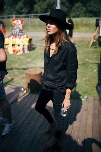 С чем носить черно-белую рубашку женщине