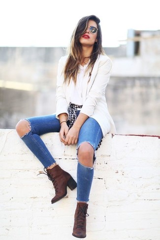 С чем носить черно-белую рубашку женщине