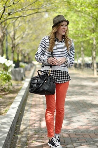 С чем носить черно-белую рубашку женщине