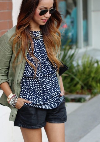 Какие топы без рукавов носить с черно-белыми шортами