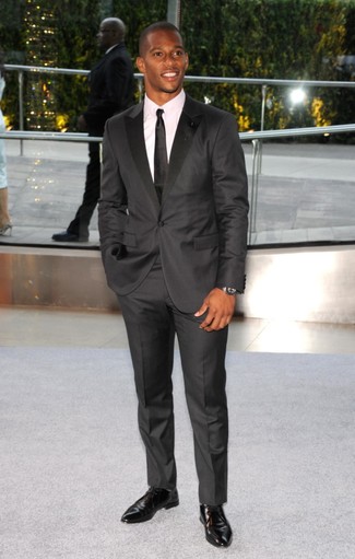 С чем носить черно-белый шелковый галстук мужчине