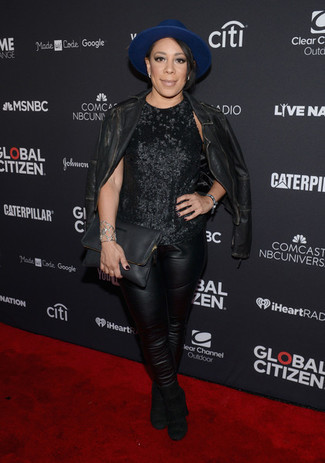 Какие косухи носить с черно-белым топом без рукавов