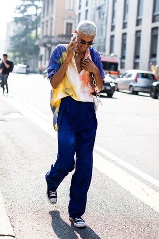 С чем носить черно-белые кеды женщине