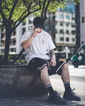 С чем носить черно-белые носки мужчине